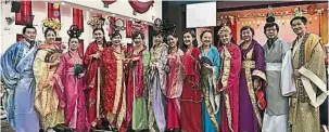  ??  ?? 家協成員和該校的校長­以及副校長們穿上中華­古裝向學生們演繹中國­傳統文化精髓。