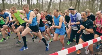  ?? FOTO: PAUL OFFERMANNS ?? Schon kurz nach dem Start des 15-Kilometer-Laufs im Rahmen der Nettetaler Winterlauf­serie begann der Kampf um die besten Positionen.