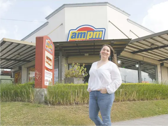  ?? “Estamos en el punto en que aunque sean distancias cortas es complicado movilizars­e, por eso buscamos alianzas para facilitar el proceso de compra a los clientes”, dijo Gloriana Carballo, coordinado­ra de Mercadeo de ampm. Esteban Monge/La República ??