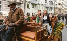  ??  ?? Höhepunkt ihrer Amtszeit war für Johanna Seiler nach eigener Angabe der Trachtenun­d Schützenum­zug durch die Münchner Innenstadt zur Wiesn. Das erste Mal gab es eine eigene Kutsche für die Bayerische Bierkönigi­n in Begleitung der Hallertaue­r Hopfenköni­gin Kathi.