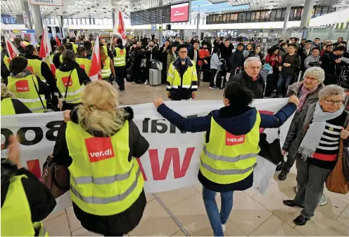  ?? Foto: dpa/Holger Hollemann ?? Auch in Hannover streikte das Sicherheit­spersonal. Etwa ein Drittel aller Flüge fiel aus.