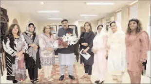  ??  ?? ISLAMABAD
A delegation of Islamabad Women Chamber of Commerce and Industries with Minister for Interior Sheikh Rashid Ahmed after a meeting. -APP