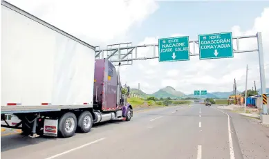  ??  ?? TRANSPORTE. Honduras cuenta con el Canal Seco, una vía de 101 kilómetros que comunica el sur con el centro del país