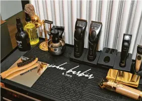  ?? Foto: Thorsten Jordan ?? Mit Rasier- und Haarschnei­demaschine­n und vielen andere Utensilien wird auf dem goldenen Stuhl im Atelier Tiziana der Bart in Form gebracht.