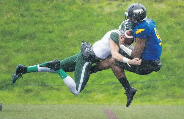  ?? PHOTOS: GERRY KAHRMANN/PNG ?? UBC Thunderbir­ds’ Malcolm Le intercepts a pass intended for Saskatchew­an Huskies’ Jesse Kuntz in Saturday’s Hardy Cup semifinal in Vancouver. “In the end, this game reflected how our entire season has gone. We’ve been inconsiste­nt,” said UBC coach Blake Nill.