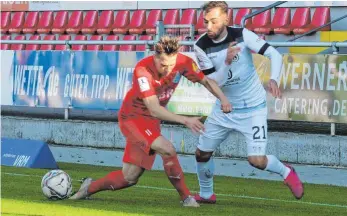  ?? FOTO: AUGST/EIBNER-PRESSEFOTO, IMAGO ?? Der Ulmer Nicolas Jann (weiß) im Zweikampf mit Gegenspiel­er Florian Bichler.