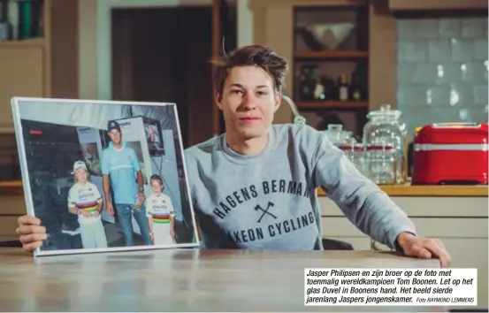  ?? Foto RAYMOND LEMMENS ?? Jasper Philipsen en zijn broer op de foto met toenmalig wereldkamp­ioen Tom Boonen. Let op het glas Duvel in Boonens hand. Het beeld sierde jarenlang Jaspers jongenskam­er.