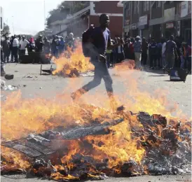  ?? Bild: AP/TT ?? MISSNÖJE. Många protestera­de i Zimbabwes huvudstad Harare på onsdagen. Sex personer miste livet i samband med orolighete­rna.