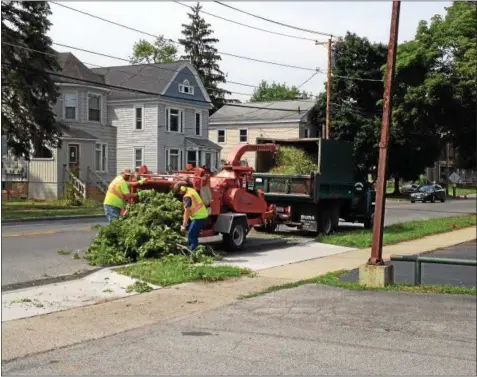  ?? JOHN BREWER - ONEIDA DAILY DISPATCH ?? City of Oneida Public Works employees are utilizing an app to streamline communicat­ion between residents and their department.