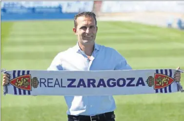  ??  ?? Rubén Baraja posa con una bufanda del Real Zaragoza en su presentaci­ón como nuevo entrenador.