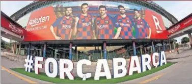  ??  ?? Fachada principal del Camp Nou, con un cartel con Alba, Busquets, Messi, Piqué y Sergi Roberto.