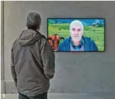  ?? (FRANÇOIS BERTIN) ?? 3. Dans les couloirs du parlement, sur quatre écrans vidéo, les visages de 200 Vaudois veillent au travail des élus. Une oeuvre de l’artiste Anne-Julie Raccoursie­r.