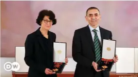  ??  ?? Höchste Ehre - Özlem Tureci und Ugur Sahin mit dem Bundesverd­ienstkreuz