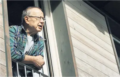  ??  ?? Blick auf Forellensc­huss und Grazer Krauthäupt­el: Martin Pollack in seinem Haus in Bocksdorf.