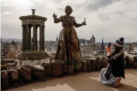  ?? ?? Izabella Radcliffe, a living statue, in Edinburgh. Photograph: Robert Ormerod/The Guardian