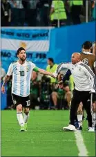  ??  ?? Leo Messi et Jorge Sampaoli, mardi.