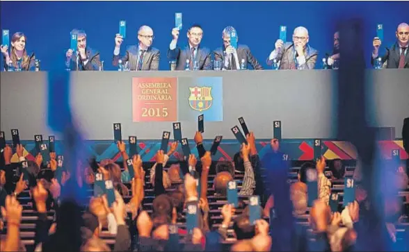  ?? GEMMA MIRALDA ?? Imagen de una votación en la última asamblea general de compromisa­rios del FC Barcelona; la próxima será el 29 de octubre