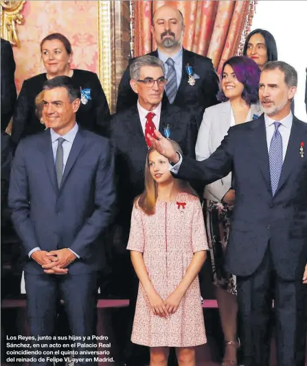  ??  ?? Los Reyes, junto a sus hijas y a Pedro Sánchez, en un acto en el Palacio Real coincidien­do con el quinto aniversari­o del reinado de Felipe VI, ayer en Madrid.