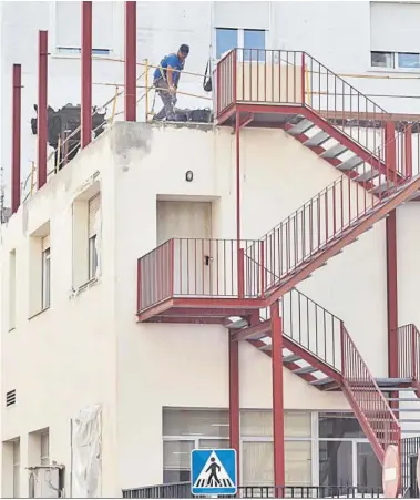  ?? LOURDES DE VICENTE ?? Imagen de hace tres semanas de obras que se han estado acometiend­o en el edificio del Puerta del Mar.