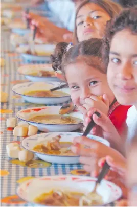  ?? ?? La alimentaci­ón es fundamenta­l para el desarrollo integral de los niños y los adolescent­es.