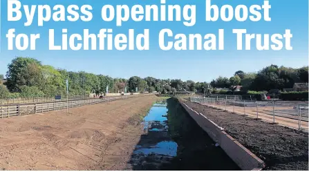  ?? PHOTO: PAUL MARSHALL ?? The line of the Lichfield Canal at St John’s Reach, between the Southern Bypass on the left and the new housing developmen­t on the right.