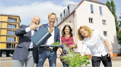  ??  ?? Die Eigentümer Karl Weilhartne­r und Gerold Breinbauer freuen sich schon auf die Zusammenar­beit mit Antonia Osberger (Verein Erdlinge) und den FH-Studenten um Anton Bauer (Campus Kuchl).