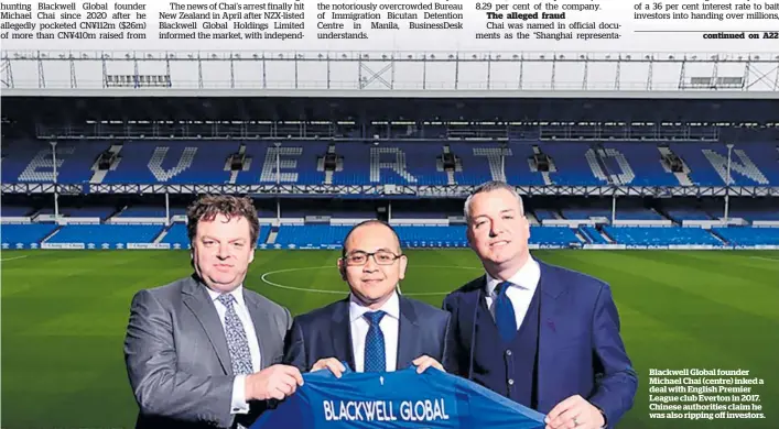  ?? Blackwell Global founder Michael Chai (centre) inked a deal with English Premier League club Everton in 2017. Chinese authoritie­s claim he was also ripping off investors. ??