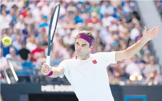  ??  ?? El suizo de 38 años Roger Federer ganó 6-3, 2-6, 2-6, 7-6 (10/8), 6-3, en un partido que duró 4 horas.