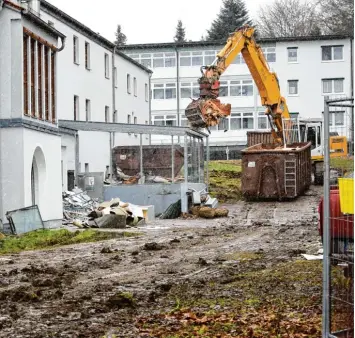  ?? Foto: Uwe Bolten ?? Auf dem ehemaligen Wirtschaft­shof des alten Seniorenwo­hnheims räumt ein Bagger Holzteile aus dem Inneren in einen Container.