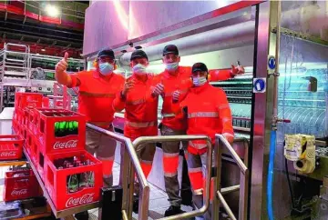  ??  ?? Empleados de Coca-cola celebran el galardón en la planta de Sevilla