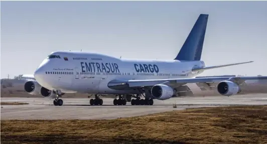  ?? ?? ► El Boeing 747 de propiedad venezolana después de aterrizar en el aeropuerto Ambrosio Taravella en Córdoba, el 6 de junio.