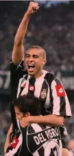  ?? ?? Coppia d’oro David Trezeguet esulta con Alessandro Del Piero