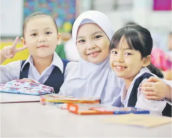  ?? — Gambar Muhammad Rais Sanusi ?? CERIA: Tiga murid Tahun Satu di SK St Mary, Kuching kelihatan bersemanga­t ketika memulakan hari pertama sesi persekolah­an mereka, Rabu lepas.