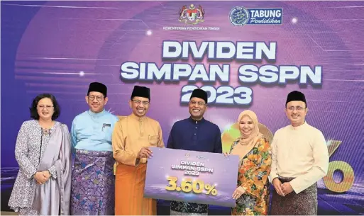  ?? ?? Higher Education Minister datuk Seri dr Zambry abdul Kadir (fourth from left) revealed that the 3.60% dividend involved an allocation of rm357.65mil, which would benefit over 6.25 million depositors.