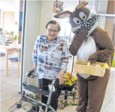  ??  ?? Die Bewohner des Elias-Schrenk-Hauses freuten sich über viel Post und den Besuch des Osterhasen­s.