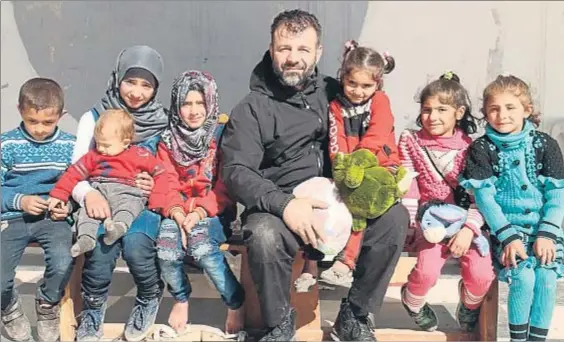  ?? CNN ?? ¿Héroe o farsante? El ahora discutido Rami Adham, posando con varios niños de Alepo tras entregar juguetes