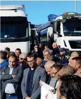  ??  ?? In fabbrica Il sindaco di Taranto Rinaldo Melucci
(nella foto, con le braccia conserte, a sinistra), insieme ai lavoratori dell’indotto dell’acciaieria davanti alla portineria C dell’ex Ilva durante la protesta con gli autotreni schierati delle scorse settimane.