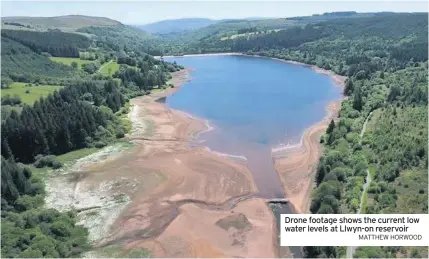  ?? MATTHEW HORWOOD ?? Drone footage shows the current low water levels at Llwyn-on reservoir