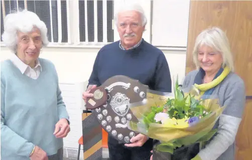  ??  ?? Councillor Ella Dodd, vice-chairman of Coity Higher Community Council, presents the community award to Alun and Della Clemett