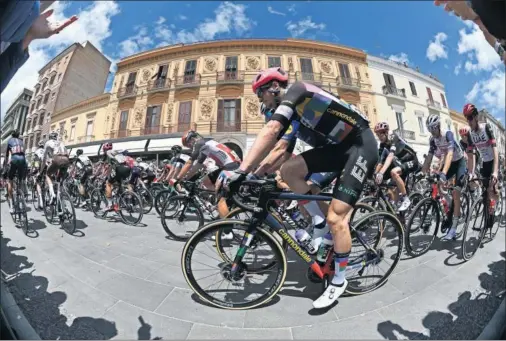 ??  ?? El pelotón del Giro, instantes después de tomar la salida en Foggia en dirección a Guardia Sanframond­i.