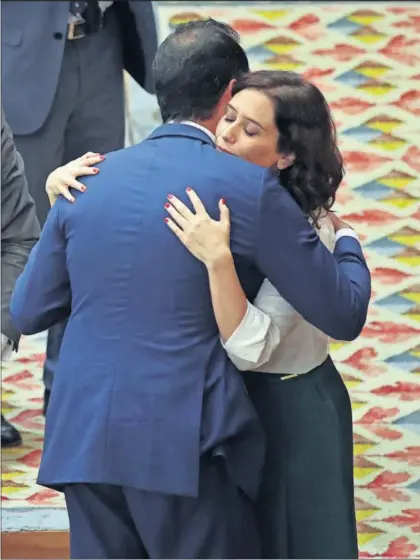  ?? / SAMUEL SÁNCHEZ ?? Isabel Díaz Ayuso abraza a Ignacio Aguado tras ser investida presidenta de Madrid.