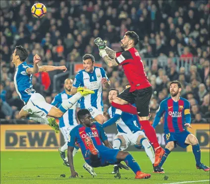  ?? FOTO: PERE PUNTÍ ?? Herrerín despeja, vuela Mantovani Y Messi sigue muy atento la trayectori­a del balón en un saque de esquina favorable al Barça