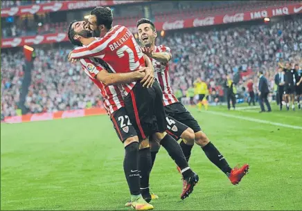  ?? FOTO: AIOL ?? Decisivo Balenziaga es felicitado por Raúl García y Susaeta tras marcar su primer gol como rojiblanco el pasado sábado en San Mamés