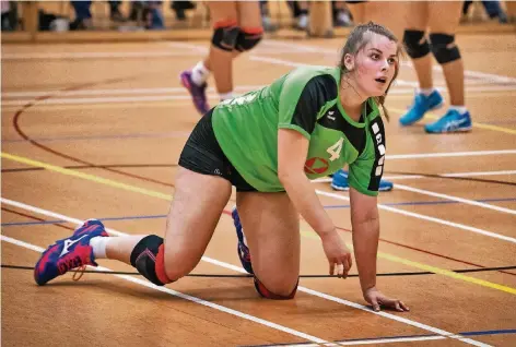  ?? RP-FOTO: RALPH MATZERATH (ARCHIV) ?? Bodenkonta­kt: Carina Zandt und die Langenfeld­er Regionalli­ga-Volleyball­erinnen taten sich diesmal extrem schwer.