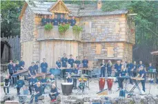  ?? FOTO: VERANSTALT­ER ?? Das „Modern Symphonic Percussion Ensemble“erfüllte auch schon vergangene­s Jahr das Naturtheat­er Hayingen mit seinen Trommelwir­beln.