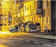  ?? FOTO: SVEN MAURER ?? Schwere Helme, schusssich­ere Kleidung: Polizisten am Tatort in der Ebinger Straße tragen Amokschutz­ausrüstung, um sich bei einem möglichen Schusswech­sel schützen zu können.