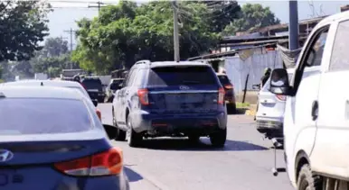  ?? FOTO: MELVIN CUBAS. ?? VIALIDAD. Muchos carros circulan por la ciudad sin ni siquiera placas de papel visibles.
El IP cuenta con placas para motociclet­as, transporte de carga, transporte de alquiler, cuerpo diplomátic­o e institucio­nes de Gobierno.