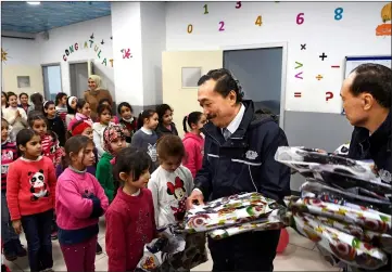  ??  ?? (From right) Lim Wee Chai and Vincent Tan give away school bags to Syrian children at El Menahil Internatio­nal School.