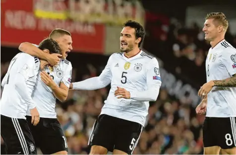  ?? Foto: dpa ?? Mit seinem Tor in der 2. Minute sorgte Sebastian Rudy (links) gleich für einen Paukenschl­ag im WM Qualifikat­ionsspiel gegen Nordirland. Mit ihm freuen sich (v. l.) Joshua Kimmich, Mats Hummels und Toni Kroos.