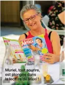  ??  ?? Muriel, tout sourire, est plongée dans la lecture de Maxi !